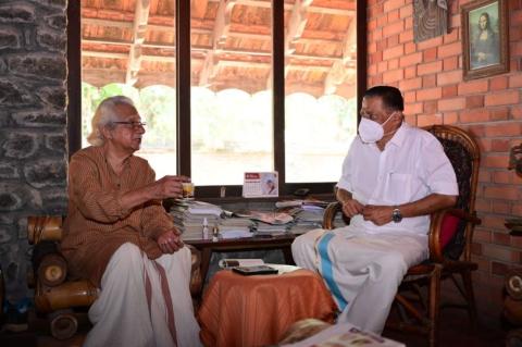 ലൈഫ് മിഷന് ഐക്യദാർഡ്യം മനസ്സോടിത്തിരി മണ്ണ് നൽകി അടൂർ ഗോപാലകൃഷ്ണൻ